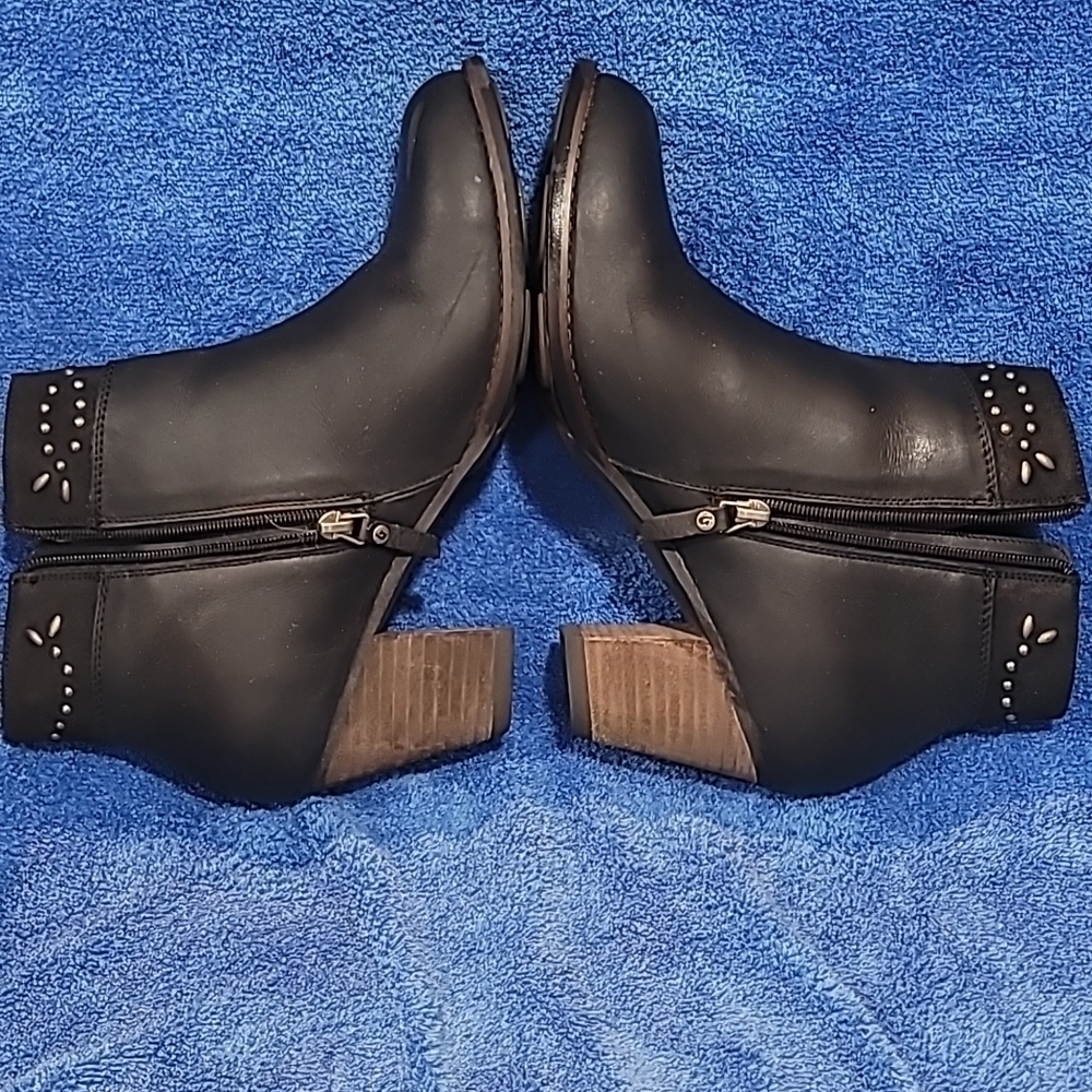 OluKai Ho'Ohilu Woman's Boot. SIZE 10. 3 Inch heels. Box included - Picture 6 of 9